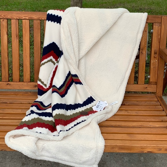 SOLD Roxy Sherpa Fleece Throw Blanket Chevron Stay - Picture 5 of 8